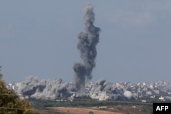 Slika snimljena sa izraelske strane granice s pojasom Gaze 15. oktobra 2023. prikazuje dim koji suklja nakon izraelskog bombardiranja područja na sjeveru palestinske enklave.