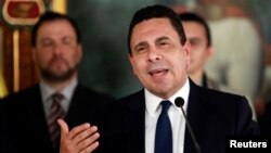 Menteri Luar Negeri Venezuela Samuel Moncada berbicara kepada media di Caracas, Venezuela, Selasa (18/5). 