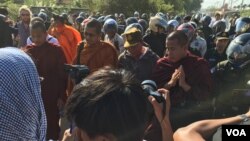 인도 알라하바드에서 열린 마하쉬브라트리 축제에서 힌두교 칼리 신으로 분장한 남성이 불 공연을 펼치고 있다.