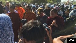 Security forces and police pushed the monks from behind when the monks are making their way on Duong Ngeab 2 road in the morning of Sunday January 3rd,2016. (Hul Reaksmey/VOA Khmer)
