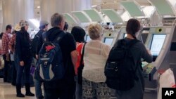 Para penumpang yang baru tiba dari luar negeri menggunakan kios paspor di bandara Los Angeles (foto: dok). Pemerintah AS Kamis (21/1) memperketat Program Keringanan Visa bagi 4 negara. 