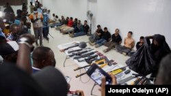 ជនសង្ស័យ​ដែល​ត្រូវបាន​ចាប់ខ្លួន ក្នុងការ​ធ្វើឃាត​ប្រធានាធិបតី​​ហៃទី​លោក Jovenel Moïse ក្នុង​ទីក្រុង​ព័រអូប្រាំង នៃ​ប្រទេស​ហៃទី កាលពី​ថ្ងៃព្រហស្បតិ៍ ទី៨ ខែកក្កដា ឆ្នាំ២០២១។