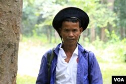 លោក មួន ស៊ូរ អាយុ​៥៧ឆ្នាំ ជា​ប្រជាពលរដ្ឋ​រស់​នៅក្នុង​តំបន់​ប្រាសាទ​សំបូរ​ព្រៃគុក បាន​ដឹក​គោឲ្យ​ស៊ីចំណី​នៅ​ក្នុង​ព្រៃ​ក្បែរ​ប្រាសាទ​នានា កាល​ពីថ្ងៃ​ទី​១៣ ខែកក្កដា ឆ្នាំ២០១៧។ (ស៊ុន ណារិន/VOA)