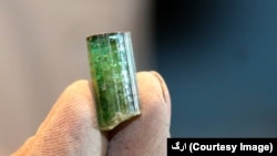 استخراج غیر فنی و قاچاق سنگ‌های قیمتی یکی از مشکلات عمده در افغانستان است که تا حدی شورشگری را در آن کشور تمویل می کند