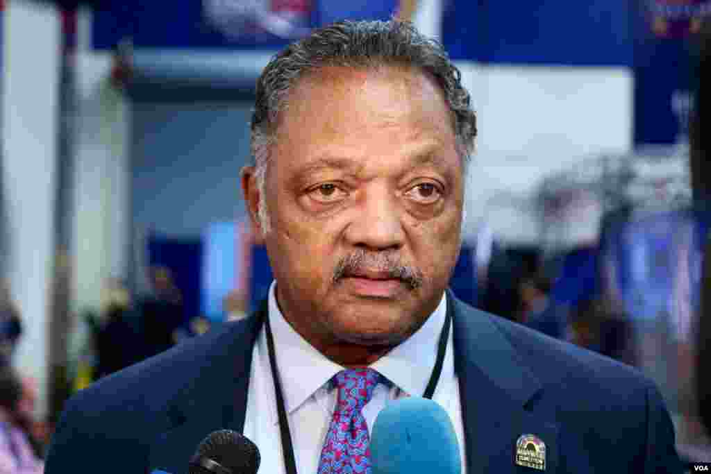 Civil rights activist Rev. Jesse Jackson speaks with reporters following the debate. (B. ALlen/VOA)
