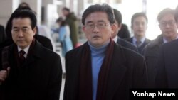 6일 한국 인천공항에서 미국으로 출국하는 박근혜 대통령 당선인 정책협의대표단. 가운데가 이한구 새누리당 원내대표.