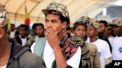 Des jeunes rejoignant la Force de défense nationale éthiopienne sont escortés jusqu'à la place Meskel dans la capitale Addis-Abeba, en Éthiopie, le 27 juillet 2021.