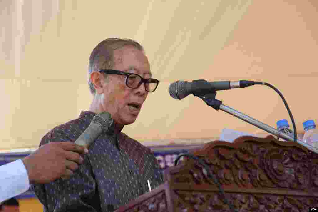 លោក សឺន ស៊ូប៊ែ ​អតីតសមាជិកក្រុមប្រឹក្សារដ្ឋធម្មនុញ្ញ និង​បច្ចុប្បន្ន​ជា​​ទីប្រឹក្សា​ផ្ទាល់​នៃ​ព្រះ​មហាក្សត្រ​សម្ដេច​នរោត្តម​សីហមុនី​ថ្លែង​ទៅ​កាន់​ព្រះសង្ឍ​និង​អ្នក​ចូលរូម ប្រមាណ​ជាង​៧០០​នាក់​នៅ​វត្តចាស់​នៃ​រាជធានី​ភ្នំពេញ​​ នៅថ្ងៃទី​០៤​មិថុនា​ ឆ្នាំ​២០១៦ នៅ​ក្នុង​ការ​ប្រារព្ធ​ខួប​៦៧​ឆ្នាំ​ ថ្ងៃ​អាណានិគម​បារាំង​កាត់​ផ្ទេរ​ទឹកដី​ខ្មែរ​ដែល​បប្ចុប្បន្ន​ហៅថា​​កម្ពុជា​ក្រោម​ ​ឲ្យ​ប្រទេស​​វៀតណាមនៅ​ឆ្នាំ​១៩៤៩។​(ឡេង​ឡែន/VOA)​​