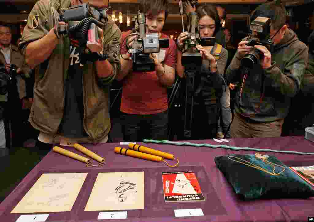 Beberapa senjata beladiri yang dipakai mendiang legenda kungfu Bruce Lee dipamerkan dalam acara lelang koleksi benda-benda milik Bruce Lee di Hong Kong.