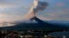 Gunung berapi Mayon terus memuntahkan lava Kamis (25/1), terlihat dari kota Legazpi, Albay sekitar 340 kilometer tenggara Manila, Filipina. 