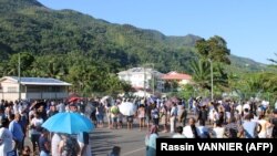 Les électeurs font la queue pour voter au bureau de vote de Bel Ombre, au nord de Mahé, la principale île des Seychelles, le 24 octobre 2020, lors des élections présidentielle et législatives.