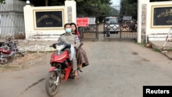 រូបឯកសារ៖ បុគ្គលិក​ពន្ធនាគារ បើក​ម៉ូតូ​នៅ​ខាងក្រៅ​ពន្ធនាគារ Insein នៅក្នុង​ទីក្រុង​រ៉ង់ហ្គូន​នៃ​ប្រទេស​មីយ៉ាន់ម៉ា កាលពី​ថ្ងៃទី៣ ខែមករា ឆ្នាំ២០១៩។