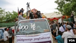 ប្រជាពលរដ្ឋចូលររួមថ្ងៃបុណ្យខួប១០០ថ្ងៃនៃសពលោកកែម ឡី នៅថ្ងៃអាទិត្យ ទី១៦ ខែតុលា ឆ្នាំ២០១៦ នៅខេត្តតាកែវ។(ឡេង ឡែន/VOA)