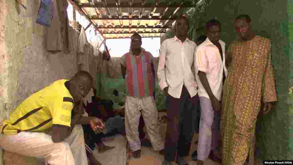 Des ex-combattants de Boko Haram dans le centre de transition des repentis de Diffa, Niger, le 17 avril 2017 (VOA/Nicolas Pinault)