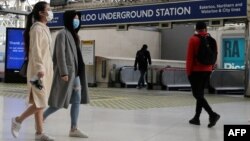 Para pengguna angkutan umum memakai masker ydi stasiun Waterloo, London, Inggris, 11 Mei 2020. (Foto: dok).