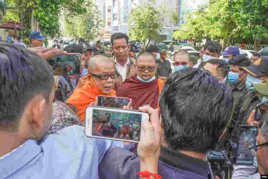 ទិដ្ឋភាព​នៃ​ការ​ជួបជុំ​ ដើម្បី​​ប្រារព្ធ​ខួប​បួន​ឆ្នាំ​នៃ​ឃាតកម្ម​លើ​លោក​ កែម​ ឡី នៅ​បរិវេណ​ស្ថានីយ៍​ប្រេងឥន្ធនៈ​កាល់តិច​ ស្តុប​បូកគោ​ រាជធានី​ភ្នំពេញ​ ថ្ងៃ​ទី​៨ ខែក្កដា​ ឆ្នាំ២០២០។ (ខាន់ សុគុំមនោ​​/វីអូអេ)