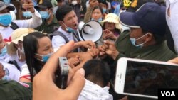 ការ​ប៉ះទង្គិច​គ្នា​រវាង​ក្រុមអ្នកតវ៉ា និង​កងសន្តិសុខ​របស់​ខណ្ឌ​បឹងកេងកង ក្នុង​ទីក្រុង​ភ្នំពេញ​ នៅ​ថ្ងៃ​ទី​១២ ខែសីហា​ ឆ្នាំ​២០២០។ (ហ៊ុល រស្មី/វីអូអេ)