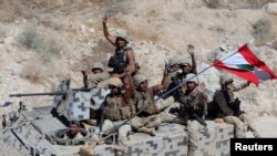 Tentara Lebanon di atas kendaraan militer di kota Ras Baalbek, Lebanon, 21 Agustus 2017.