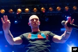 Rapper Oxxxymiron, čije pravo ime je Miron Fjodorov, izvodi tokom koncerta podrške reperu Huskyu, čije pravo ime je Dmitri Kuzentsov, u Moskvi, 26. novembra 2018. Neki od popularnih ruskih rep umetnika okupili su se u Moskvi na koncertu podrške Huskyu koji je osuđen na 12 dana zatvora zbog izvođenja pesme na automobilu. Huskyevo haopšenje je, međutim, brzo opozvano i on je oslobođen.