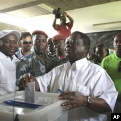 Tsohon shugaba Henri Konan Bedie yana jefa kuri'arsa a zagayen farko na zaben