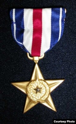 Rassell Louning otasi vatanga qilgan xizmati uchun AQSh hukumatidan kumush medal olgan