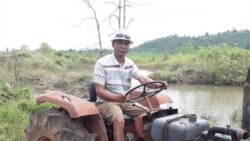 លោក លឿង សារុន ​អតីត​មេឃុំ​ទឹកវិល ស្រុកស្អាង​ ខេត្តកណ្តាល ​កំពុង​ប្រកបរបរ​ជា​អ្នករត់ម៉ូតូ​កង់បី​តាំងពី​ក្រោយ​បាត់បង់​តំណែង​មក។ (រូបថត​ពី​ហ្វេសប៊ុក Loeung Sarun)