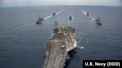 美国尼米兹级航母“卡尔文森”号行驶在菲律宾海（2017年4月28日）