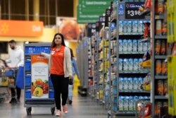Laila Ummelaila, yang bekerja di toserba Walmart, menyiapkan barang-barang yang dipesan secara daring oleh pembelanja pribadi (personal shoppers).
