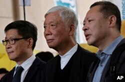 베니 타이 홍콩대 교수(오른쪽 부터), 침례교 목사인 추이우밍 , 찬킨만 홍콩 중문대 교수가 9일 홍콩 법원에 들어가기 전 기자들의 질문을 받고 있다,.