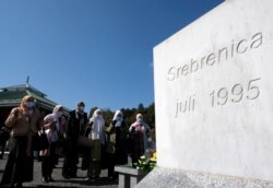 Sutradara film Bosnia Jasmila Zbanic (ketiga dari kiri), berdoa di pemakaman peringatan di Potocari, sebelum pemutaran pertama film "Quo Vadis, Aida?" di kota Srebrenica, Bosnia timur, 10 Oktober 2020. (Foto: dok)