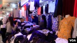 តូបលក់​ខោអាវមួយ​ពោរពេញ​ដោយ​អាវ​រងារនៅ​ផ្សារធំថ្មី​ រាជធានីភ្នំពេញ ​កាលពី​ថ្ងៃទី​២១ ធ្នូ​ ឆ្នាំ ២០១៧។ (ទុំ ម្លិះ/VOA)