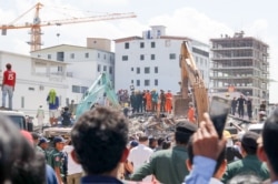 រូប​ឯកសារ៖ ប្រតិបត្តិការ​ស្វែងរក​មនុស្ស​ក្នុងគំនរ​អគារ​បាក់​បែក​នៅ​ក្រុង​ព្រះសីហនុ​ នៅព្រឹកថ្ងៃអាទិត្យ​នេះ ប្រមាណ​ម៉ោង​ ១០​។​ ត្រឹមពេល​នេះ​ មនុស្ស​យ៉ាងហោច​ណាស់​ ១៨នាក់​ ត្រូវបានអាជ្ញាធរ​បញ្ជាក់​ថា ​បាន​ស្លាប់​ ​និង​២៤​នាក់​ បាន​រង​របួស នៅខេត្ត​ព្រះសីហ​នុ​ នៅថ្ងៃទី​២៣​ ខែ​មិថុនា​ ឆ្នាំ​២០១៩។ (ស៊ុន​ ណារិន​/VOA)