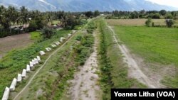 Saluran irigasi Gumbasa yang melintasi desa Kalawara di Kecamatan Gumbasa, Kabupaten Sigi, Sulawesi Tengah yang tidak lagi berfungsi sejak peristiwa gempa bumi 28 September 2018. (8 Juni 2019) (Foto: VOA/Yoanes Litha)