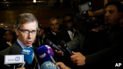 Utusan PBB untuk Libya, Bernardino Leon, berbicara kepada wartawan di Skhirat, Maroko (8/10). (AP/Abdeljalil Bounhar)