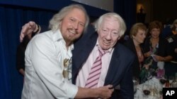 Barry Gibb dari grup Bee Gees (kiri) dan Robert Stigwood, mantan manajer Bee Gees, dalam sebuah acara di London, 28 Juni 2013 (foto: dok).
