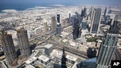Pemandangan kota Dubai dari menara tertinggi di dunia, Burj Khalifa di Dubai, Uni Emirat Arab (UAE), 8 November 2016. (Foto: dok). 