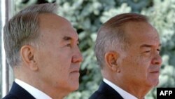 Qozog'iston prezidenti Nursulton Nazarboyev (chapda) va O'zbekiston rahbari Islom Karimov