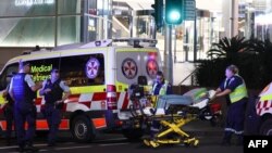 
Paramedis membawa tandu dengan peralatan medis di luar pusat perbelanjaan Westfield Bondi Junction setelah insiden penikaman di Sydney pada tanggal 13 April 2024.