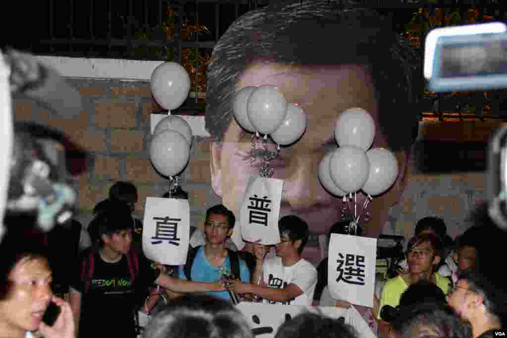 学联发起抗议梁振英拒绝对话公民抗命游行和留守礼宾府（美国之音图片/海彦拍摄）