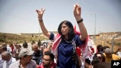 Anggota parlemen Palestina Khalida Jarrar disambut oleh para pendukungnya setelah dia dibebaskan dari penjara Israel di pos pemeriksaan Jabara dekat kota Tulkarem, Tepi Barat, 3 Juni 2016. (AP Photo/Majdi Mohammed, File)
