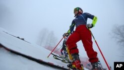 2014年2月17日索契冬奥会：美国运动员米凯拉谢弗林站立在高山滑雪训练场