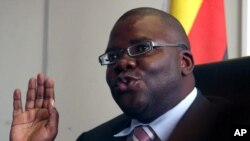Tendai Biti, lors d'une conférence de presse à Harare le mercredi 18 février 2009. (Photo AP)