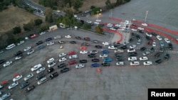 美国加州洛杉矶居民为圣诞节后进行新冠病毒检测排起汽车长队。（2020年12月29日）