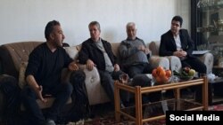 Milli fəalların Araz Əmanın ailəsi ilə görüşü (Foto: Təbrizsəsi Telegram Kanalı)