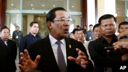 លោក​​នាយក​​រដ្ឋ​មន្ត្រី ​ហ៊ុន សែន (កណ្តាល) ក្នុង​ពេល​និយាយ​ទៅ​កាន់​អ្នកកាសែត​​នៅ​ឯ​រដ្ឋ​សភា​​ជាតិ​​នៃ​​ប្រទេស​កម្ពុជា​ នៅ​ថ្ងៃ​​ទី ២៨ ខែកក្កដា ឆ្នាំ ២០១៤។