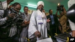 Le président soudanais Omar el-Bashir place son bulletin de vote dans l'urne à Khartoum le 13 avril 2015. 