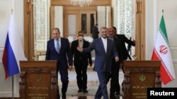 세르게이 라브로프(앞 왼쪽) 러시아 외무장관과 호세인 아미르압둘라히안(앞 오른쪽) 이란 외무장관이 23일 테헤란에서 공동회견장에 들어서고 있다.