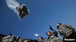 한국 내 탈북자 단체 회원들이 15일 오전 경기도 파주 오두산 통일전망대에서 북한 정권을 규탄하는 전단을 북한으로 날려보내고 있다.