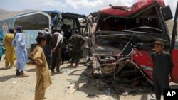 Orang-orang berdiri di dekat bus yang rusak pasca kecelakaan maut di jalan raya Kabul-Kandahar, di pinggiran Kabul, Afghanistan, Selasa, 27 April 2021. (Foto: Ilustrasi/AP)