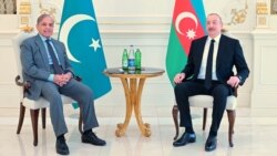 از راست به چپ،‌ الهام علی‌یوف،‌رییس جمهور آذربایجان، و شهباز شریف، صدراعظم پاکستان، در باکو